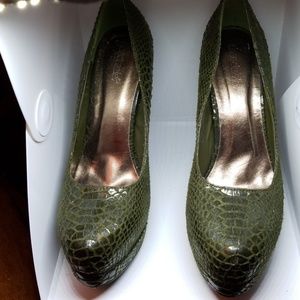 Olive Platform Pumps